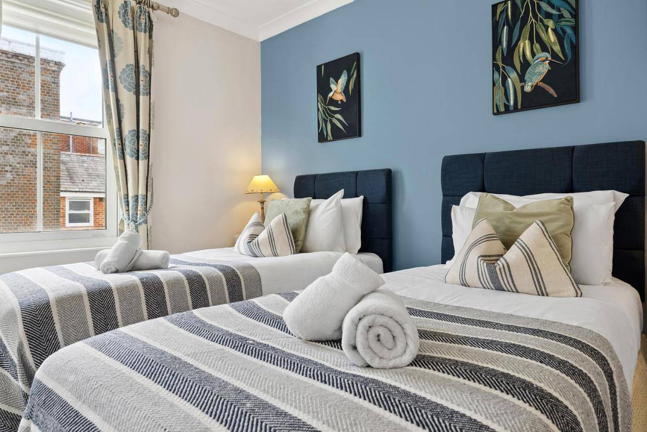 2-Bedroom Stunning, Chic, Spacious & Stylish Retreat, Central Winchester, Free On-Street Parking, Sleeps 6, Pet-Friendly - by Blue Puffin Stays in Winchester, South Downs