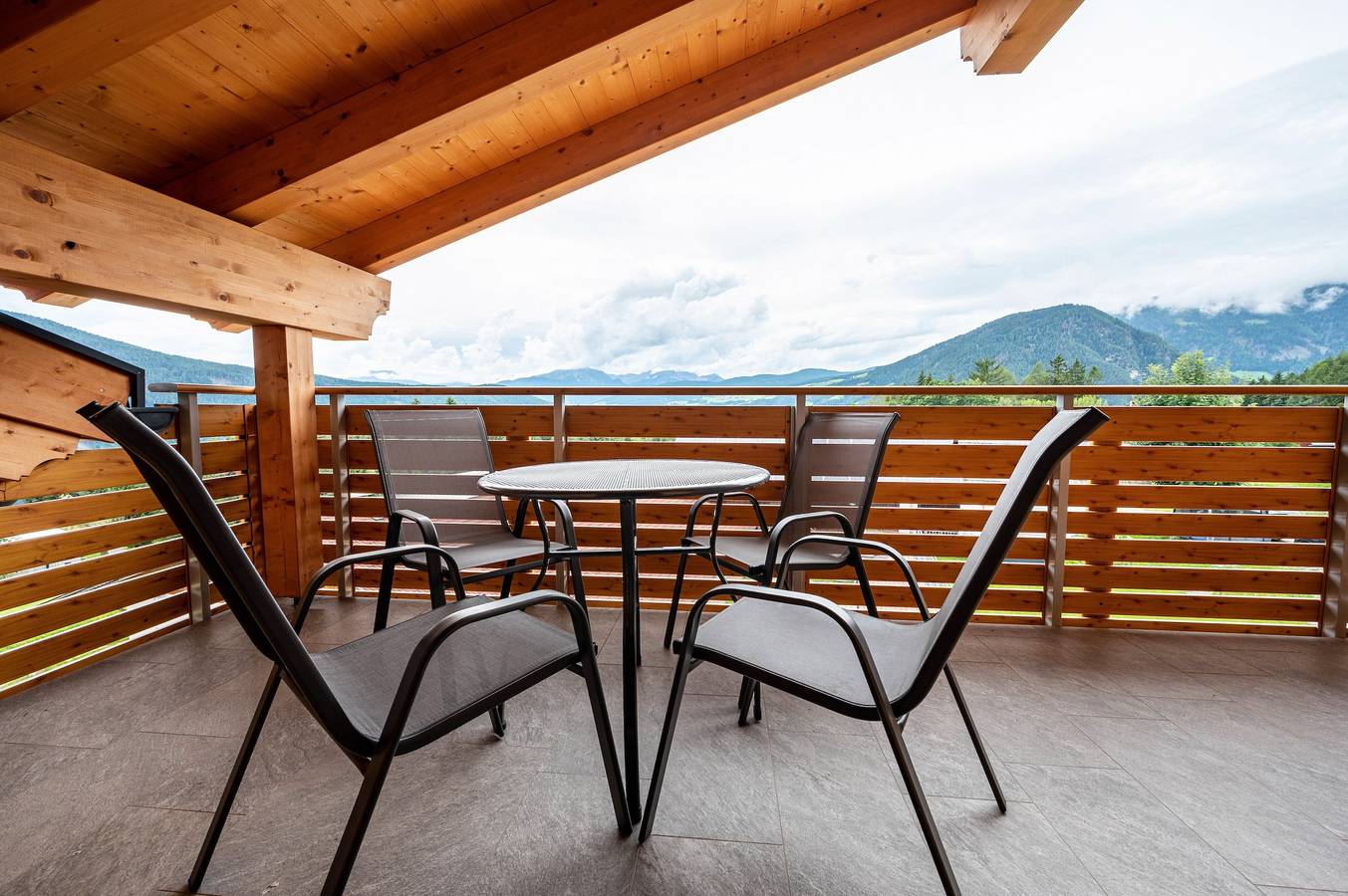 Ganze Wohnung, Ferienwohnung "Forchnerhof Apt 3" mit Bergblick, 2 privaten Terrassen und Wlan in Terenten, Dolomiti Superski