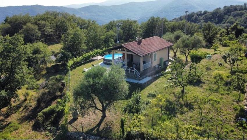 Ferienhaus für 4 Personen, mit Balkon und Terrasse sowie Garten und Pool
