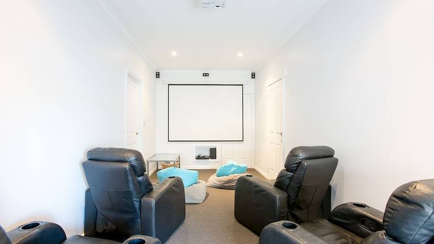 Holiday home for 12 people, with garden and terrace in Lakes Entrance