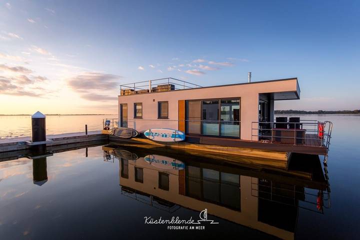 Hausboot für 4 Personen, mit Terrasse und Seeblick in Ribnitz-Damgarten