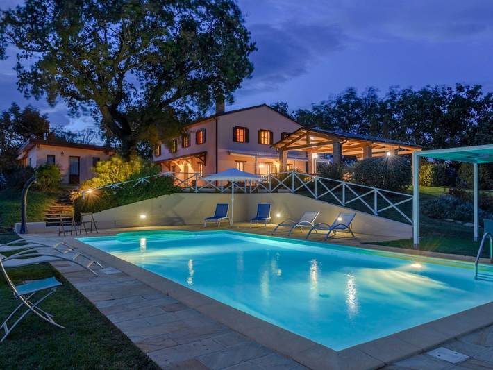 Location de vacances pour 8 personnes, avec jardin et piscine, animaux acceptés à Cartoceto