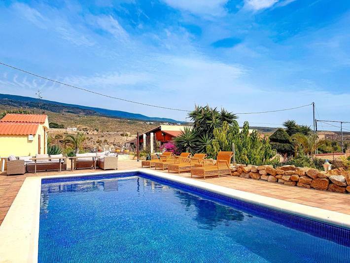 Casa rural para 10 personas, con vistas además de piscina y jardín, Se admiten mascotas en Arico