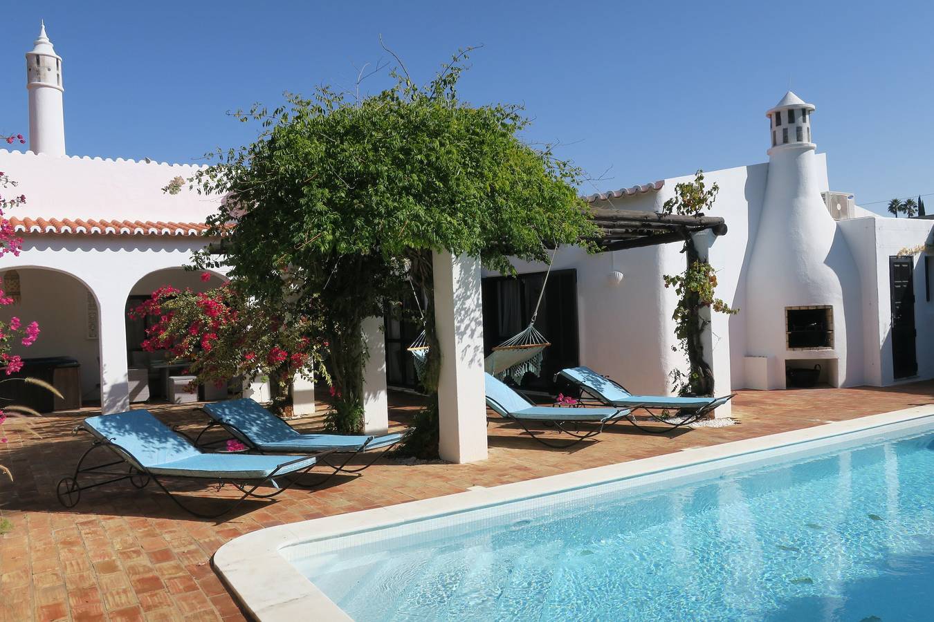 Villa 'La Perla' mit Bergblick, privatem Pool und Wlan in Carvoeiro, Lagoa