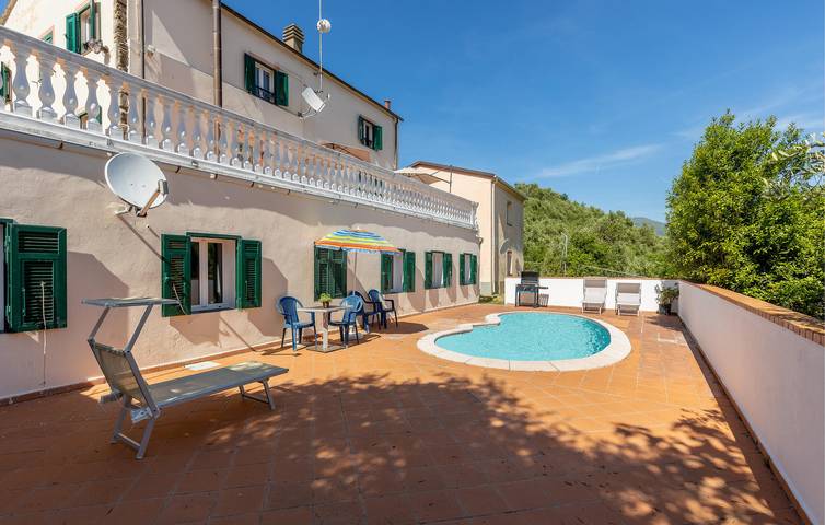 Accogliente appartamento con piscina e terrazza a 2,5 km dal centro città in Ne, Riviera di Levante