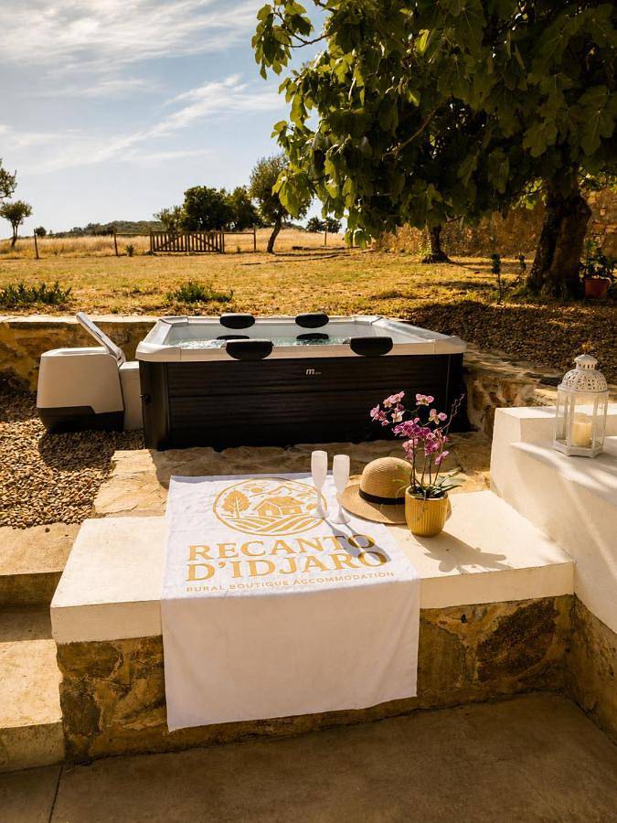 Casa rural para 4 personas, con Jacuzzi y Terraza además de Jardín y Piscina en La Codosera - 2