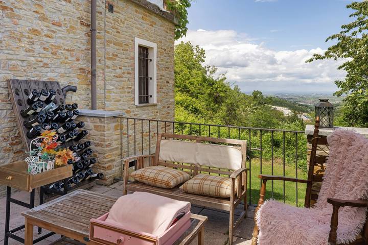 Room 'Moscato' with Shared Terrace, Shared Garden and Wi-Fi in Mango, Langhe
