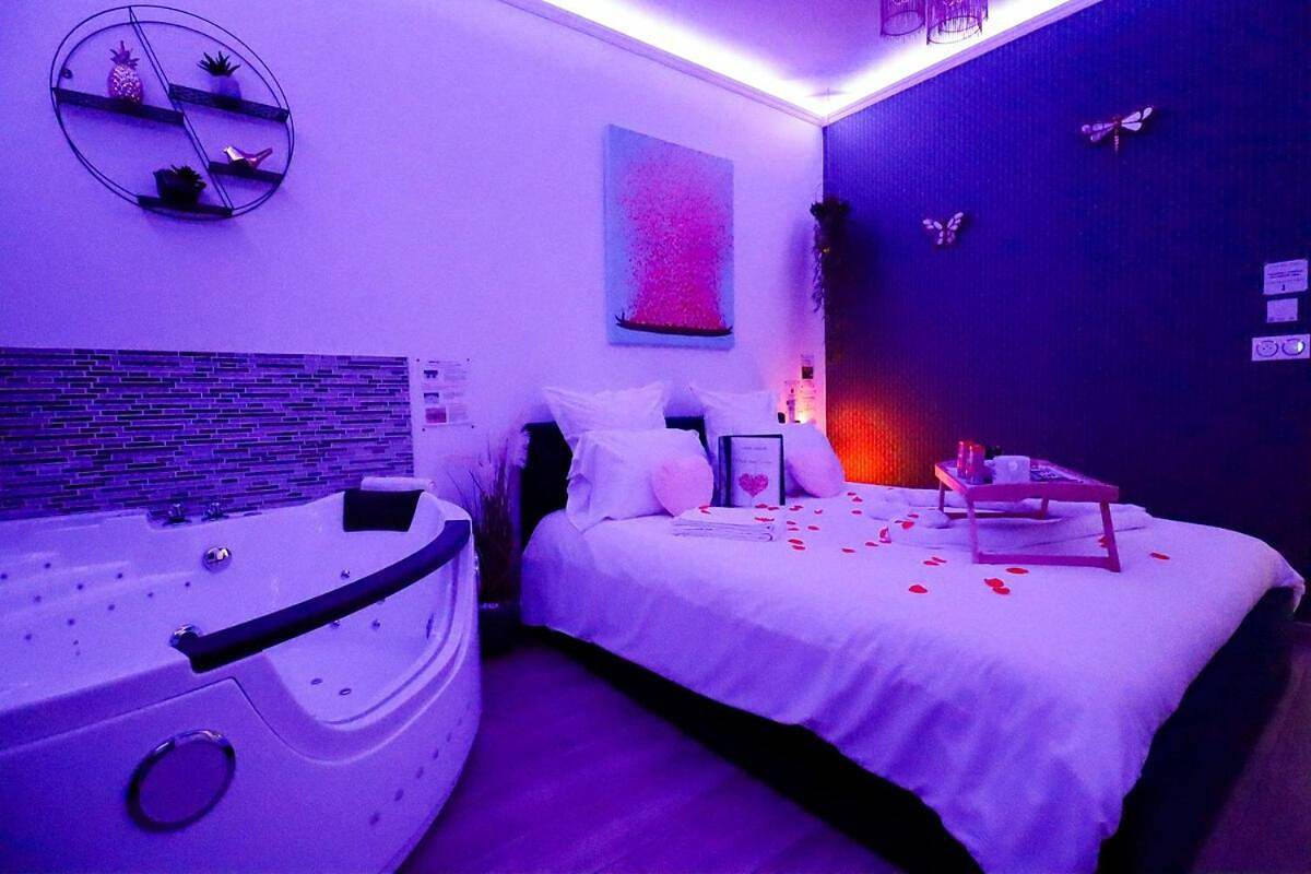 L'Escale Balnéo'Romantique - Loveroom - Jacuzzi & Petit déjeuner in Villiers-sur-Marne, Val-de-Marne