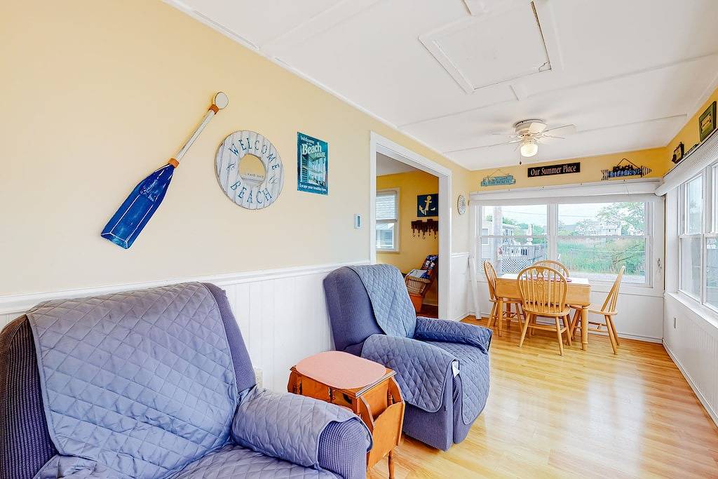 Cottage with deck & sunroom - steps to Long Sands Beach in Cape Neddick, York County