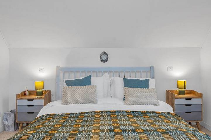 Cheerful Stays: 4 Bedroom Cottage in Arrochar in Loch Lomond, Argyll & Bute