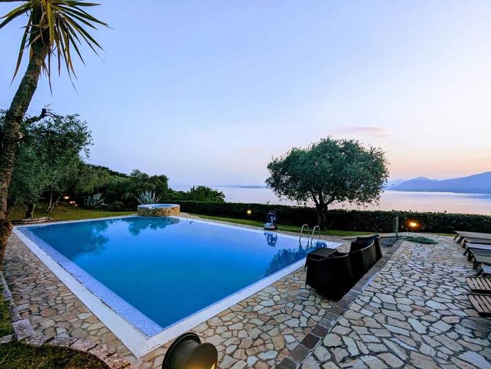 Villa pour 12 personnes, avec jacuzzi ainsi que jardin et piscine à Torri del Benaco - 2