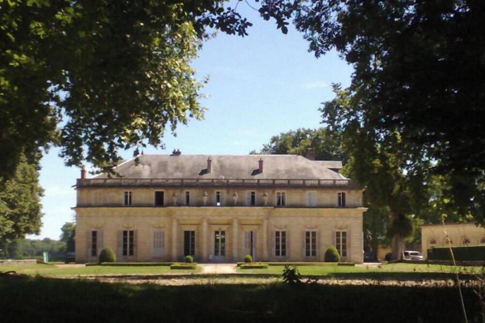 Château de Bressey & its Orangery in Bressey-sur-Tille, Región de Dijon