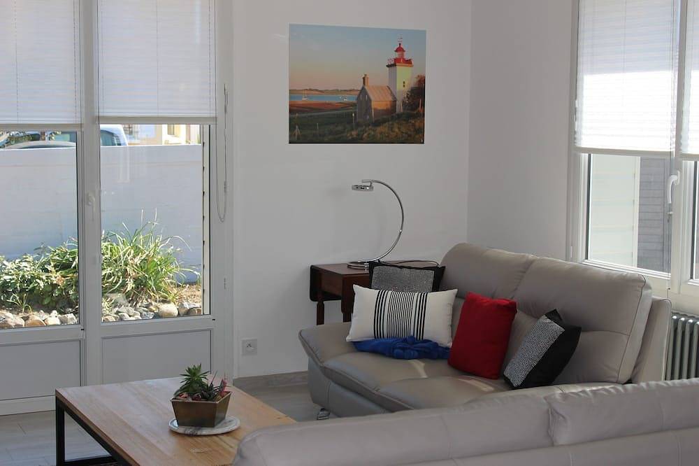 3-star villa, on  the 2nd seafront and beach enclosed garden and private parking in Agon-Coutainville, Coutances