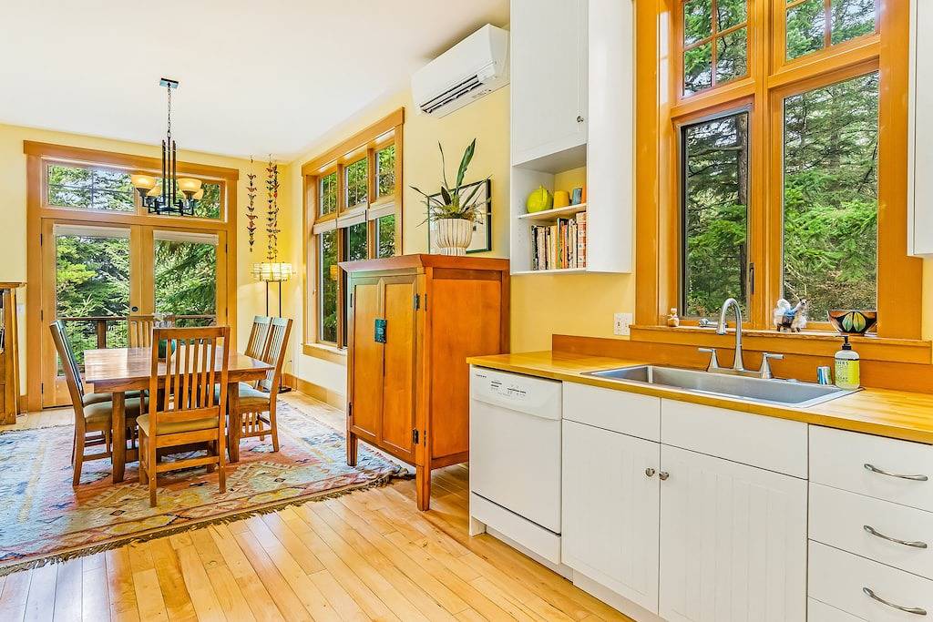 Schöne Orcas Island Craftsman-Stil zu Hause mit Blick auf gefiltertes Wasser in Orcas Island