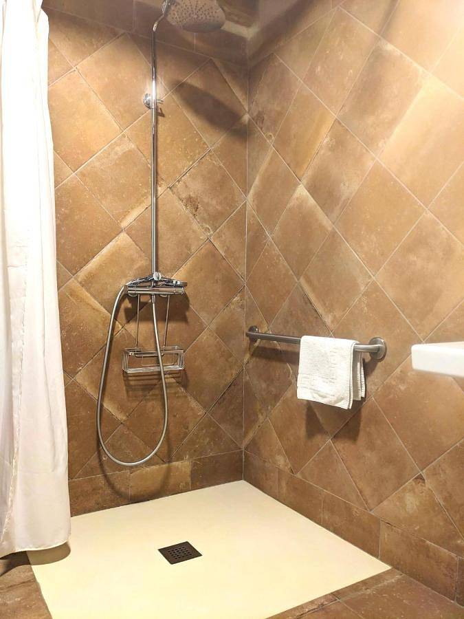 Casa rural para 17 personas, con jardín además de vistas y piscina, Se admiten mascotas en Bages - 3