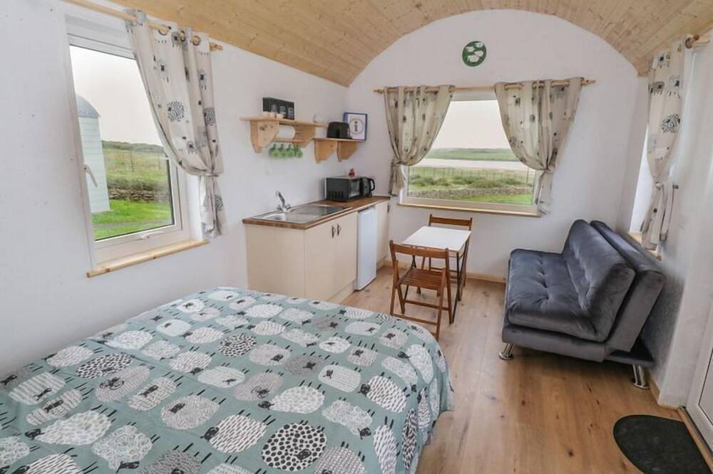Entire apartment, The Snuggly Sheep Shepherd Hut & Sauna Farm Stay in Donegal, County Donegal