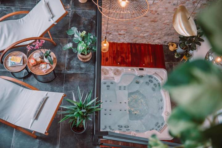 Chambre d’hôte pour 2 personnes, avec Jacuzzi et Terrasse ainsi que Jardin et Sauna à Philippeville