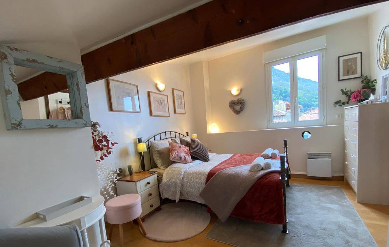 Appartement entier, Number 1 Place Pyrene, 2 bedroom duplex, luxury apartment in Foix, Ariège