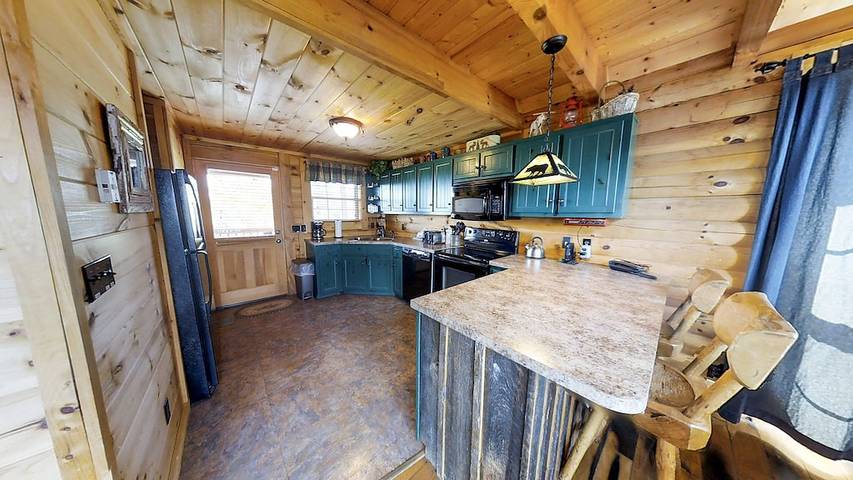 Vacation rental for 5 people, with hot tub and balcony as well as pool in Wears Valley