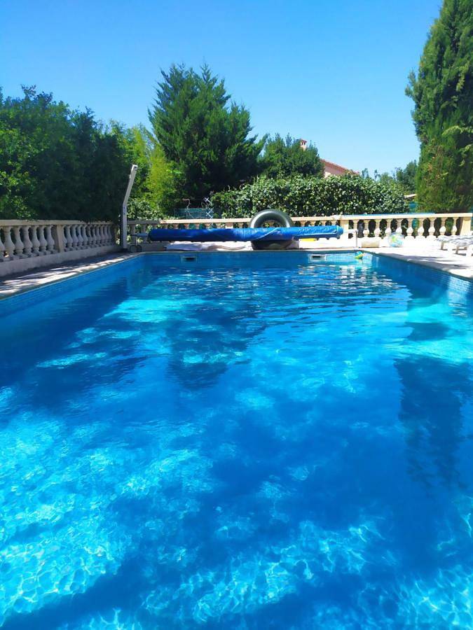 Gîte pour 3 personnes, avec Terrasse ainsi que Jardin et Piscine à Saint-Julien-les-Rosiers