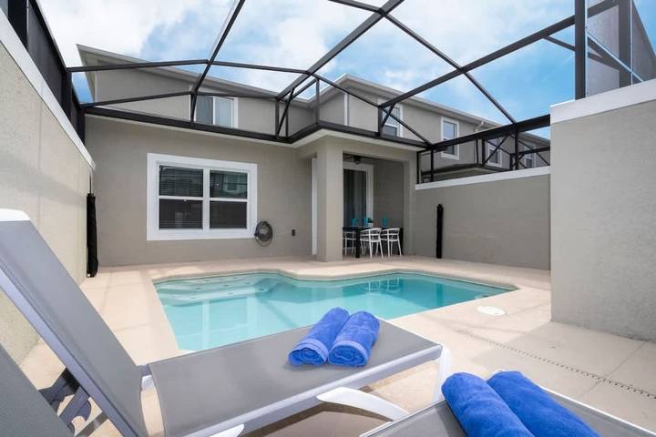 Entire apartment, Gorgeous 4 Bd w  Pool at Storey Lake Resort 4277 in Osceola County