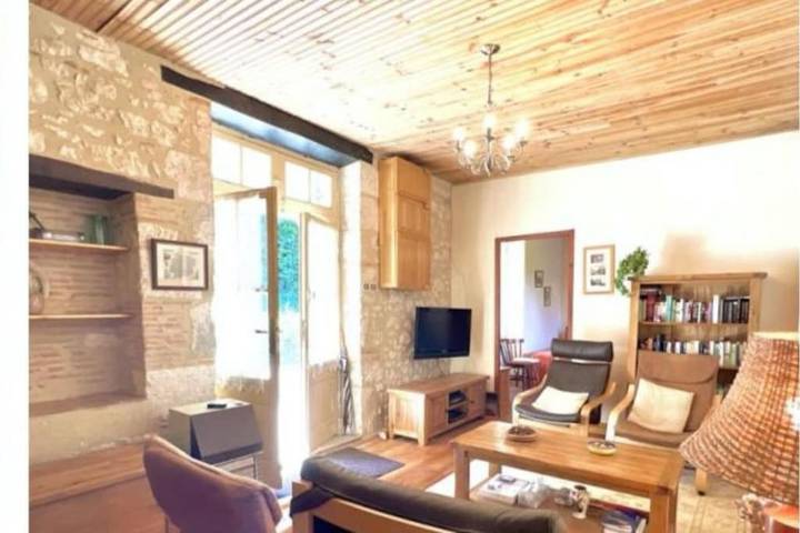 Location de vacances pour 6 personnes, avec terrasse et jardin ainsi que vue et piscine, animaux acceptés à Loubès-Bernac - 4