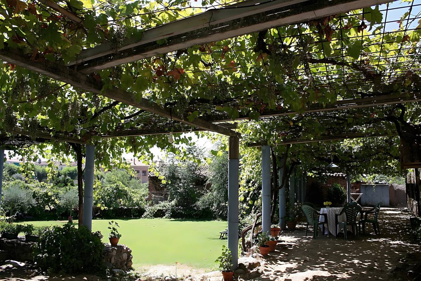 Casa Rural Lunacandeleda: vistas a la montaña, terraza privada y jardín exclusivo in Candeleda, Valle del Tiétar