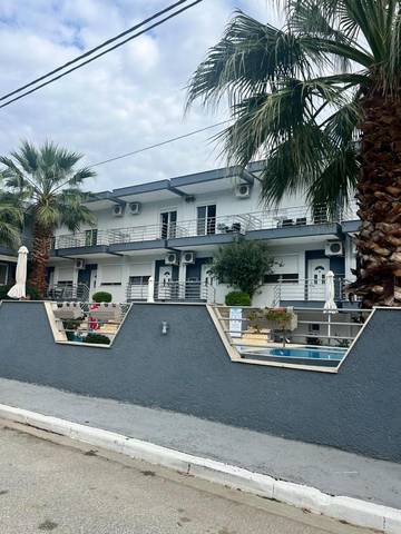 Cottage pour 2 personnes, avec terrasse et piscine, animaux acceptés dans Stavros