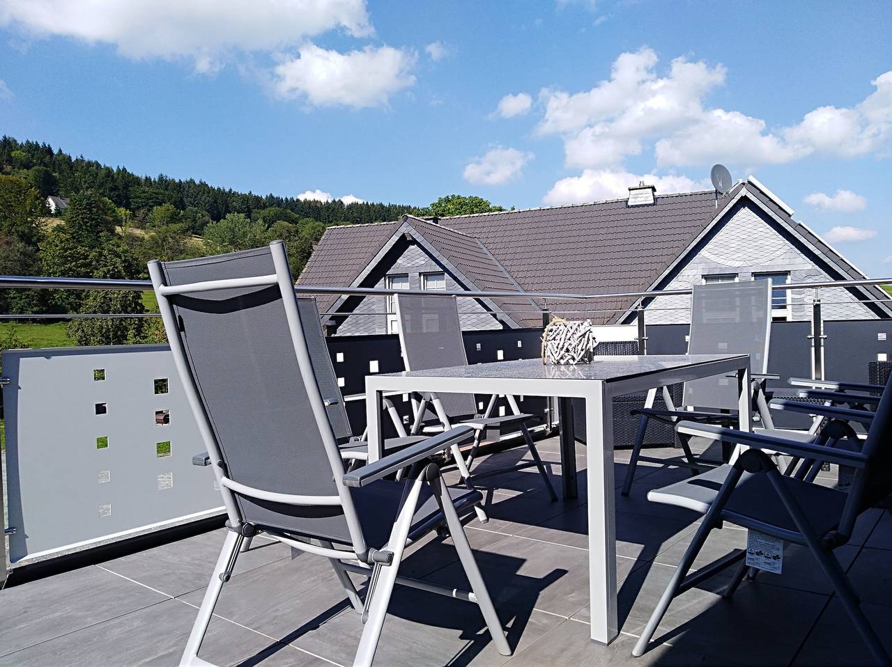 Appartement entier, Appartement de vacances 'Zum Tannenwirt' avec balcon et Wi-Fi in Medebach, Upland