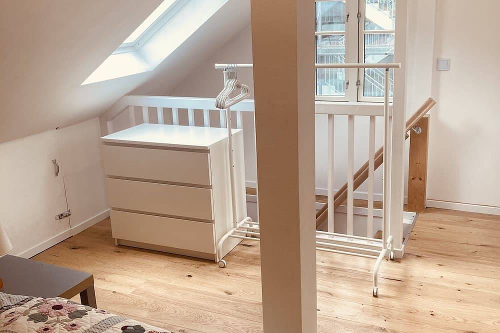 Ganze Wohnung, Stylish studio apartment in 100-year-old country house with enchanted garden in Niendorf Hamburg, Hamburg