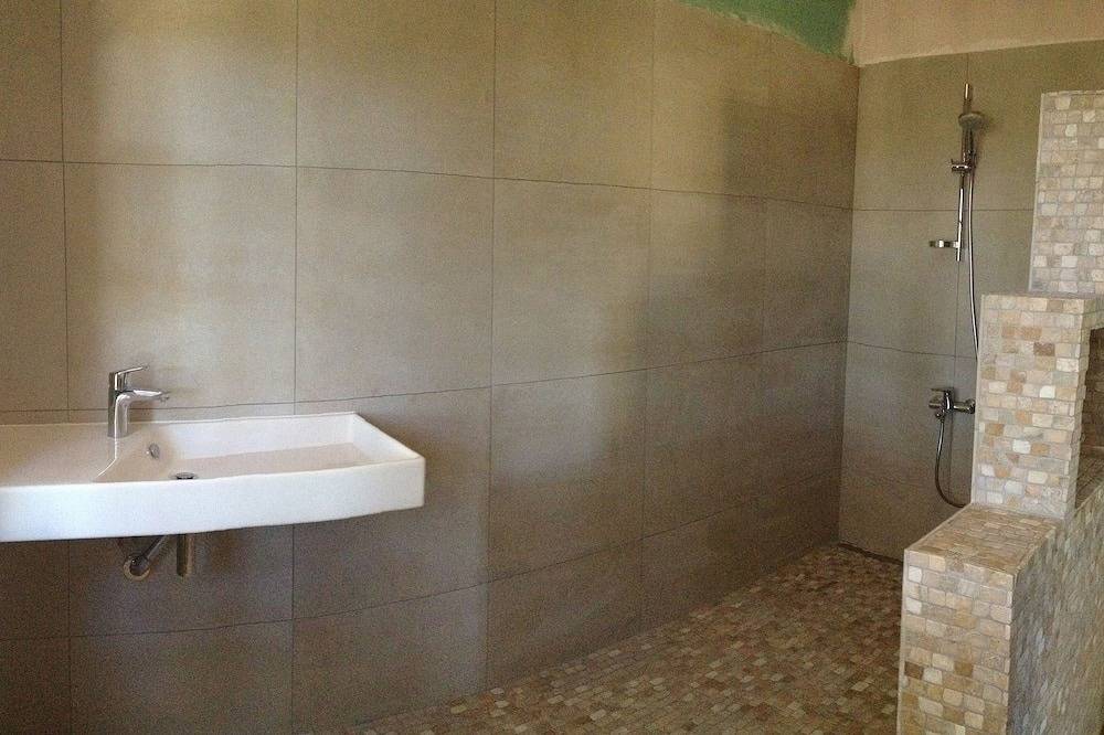 Between Ventoux and Luberon in Carpentras, Parc naturel régional du Mont-Ventoux