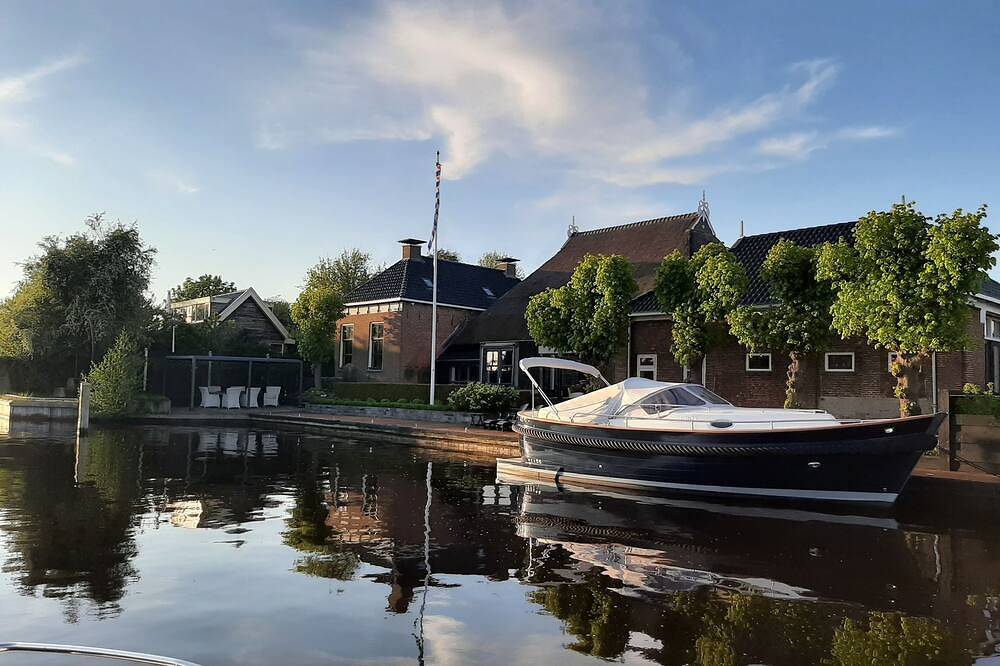 Puur Eastermar Authentic and luxurious coach house in a monumental farm in Nationalpark De Alde Feanen