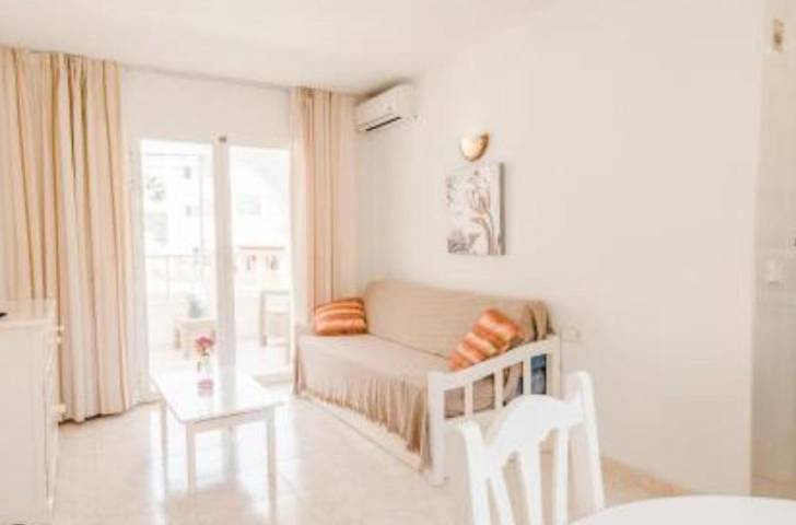 Vakantieappartement voor 2 personen, with Balkon and Terras as well as Zwembad in Cala Llonga