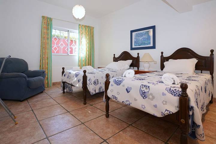 Villa Luz, mit 7 Schlafzimmern, 7 Wc, Schwimmbad, schöner Garten, in der Nähe von Golf und Strände in Vilamoura, Quarteira