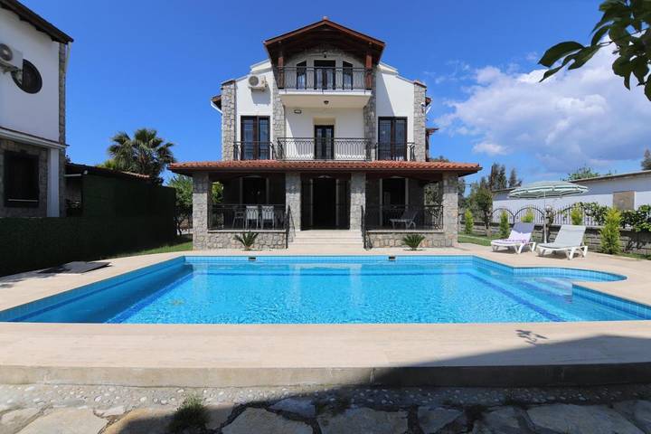 Chalet para 8 personas, con jardín y piscina - 1