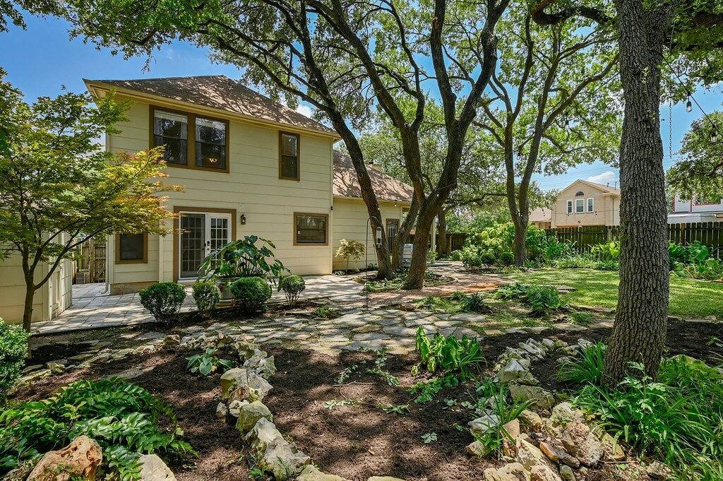 `Lady Luxe` Amazing Yard! Pet Friendly! in Austin, Travis County