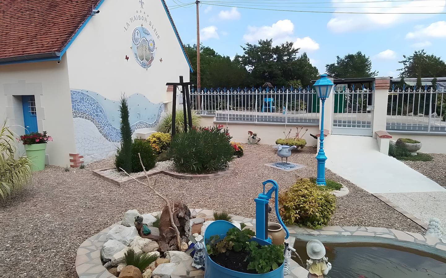 Holiday Home 'La Maison Bleue' with Private Terrace, Private Garden and Wi-Fi in Thésée, Romorantin-Lanthenay region