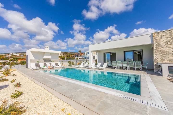Villa for 10 people, with Terrace and Pool in Peyia