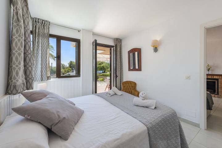 Ganze Wohnung, Beachfront Apt la Bugambilia in Port de Pollença, Pollença