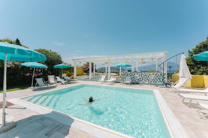 Hôtel pour 2 personnes, avec piscine et jacuzzi ainsi que jardin et sauna, animaux acceptés