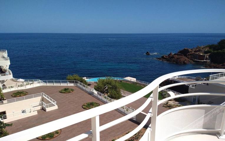 Appartement de vacances pour 5 personnes, avec terrasse ainsi que vue et piscine