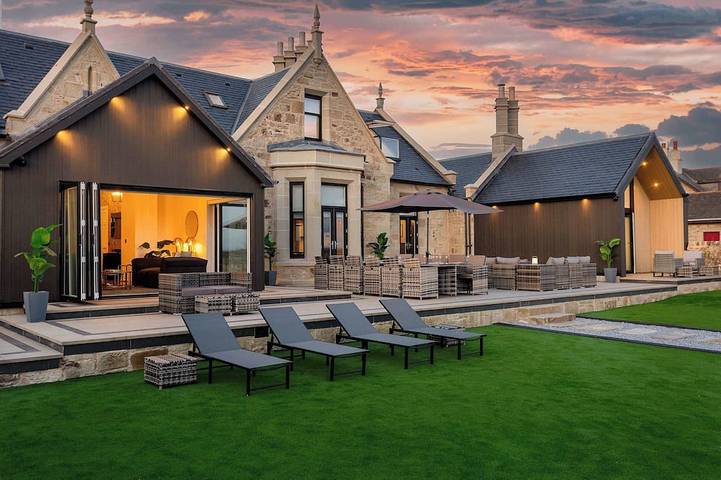 Holiday rental for 14 people, with garden and balcony as well as hot tub in Troon