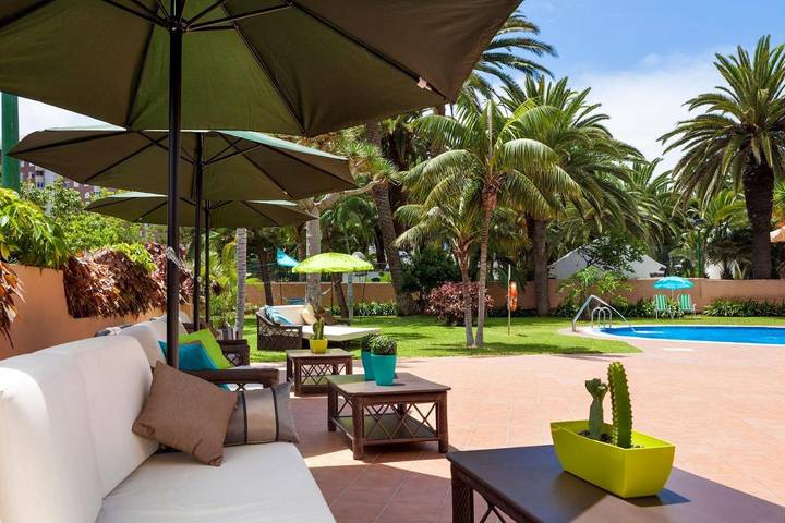 Hôtel pour 3 personnes, avec terrasse ainsi que piscine et vue