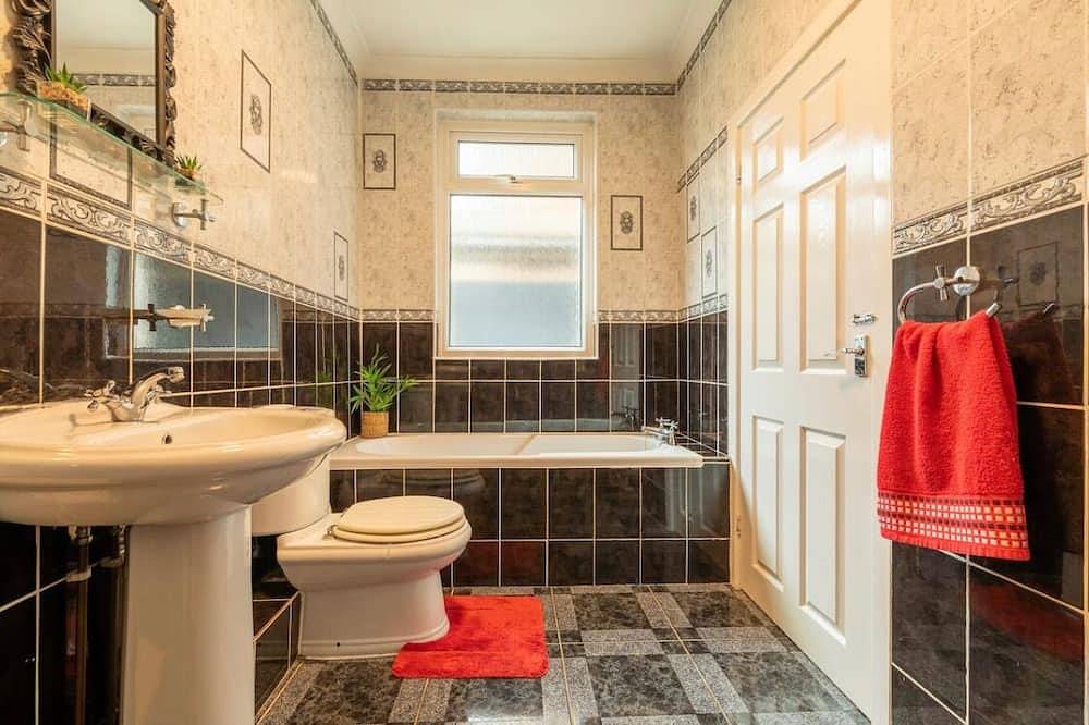 Entire apartment, Shelley’s Seaside Stay (Garden / Parking) in Porthcawl, Bridgend region