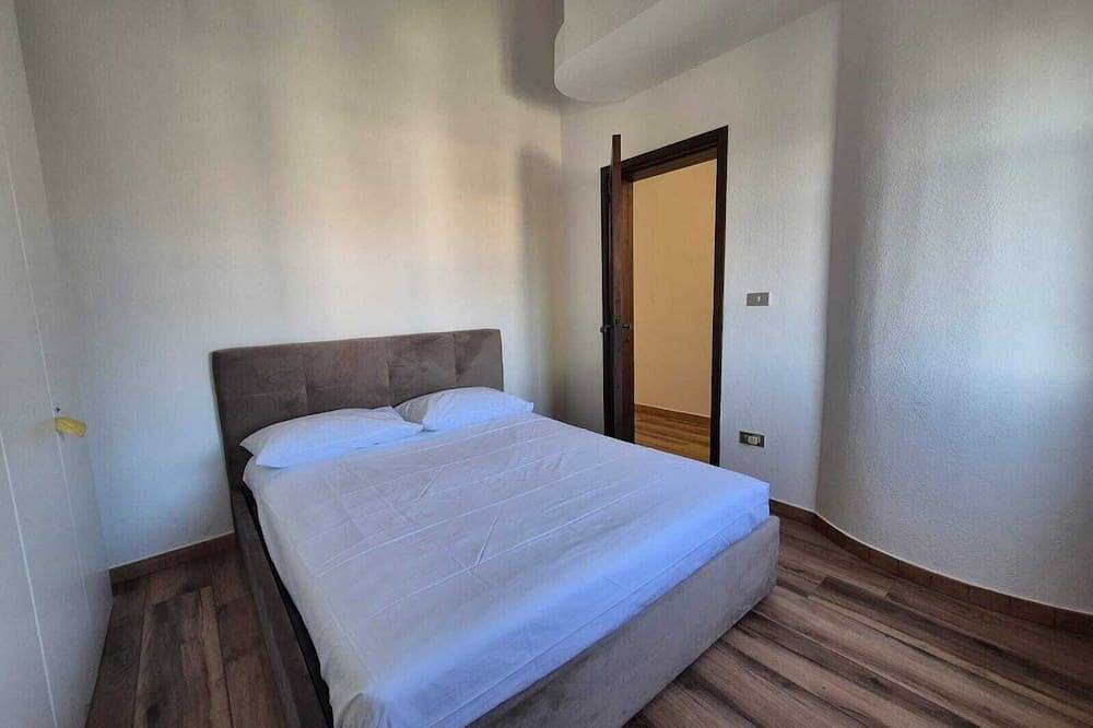 Villa bifamiliare con giardino con tre camere da letto a 300 Mt dalla spiaggia in Porto Columbu, Sarroch