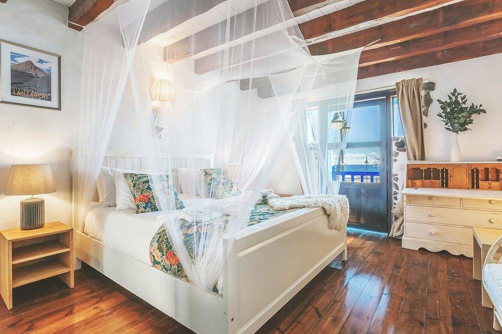 Eco Fishermans Cottage directly by the sea, quiet harbor/sandy beach, in Arrieta, Haría