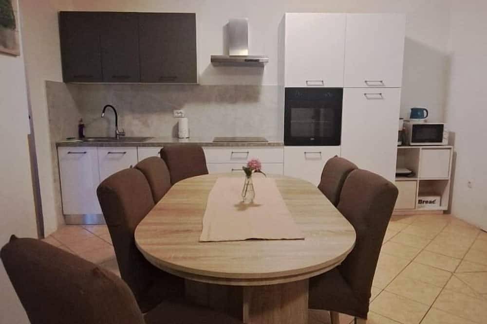 Apartamento entero, Apartamento de tres habitaciones con una terraza Palit, Rab (A-22676-a) in Palit, Rab