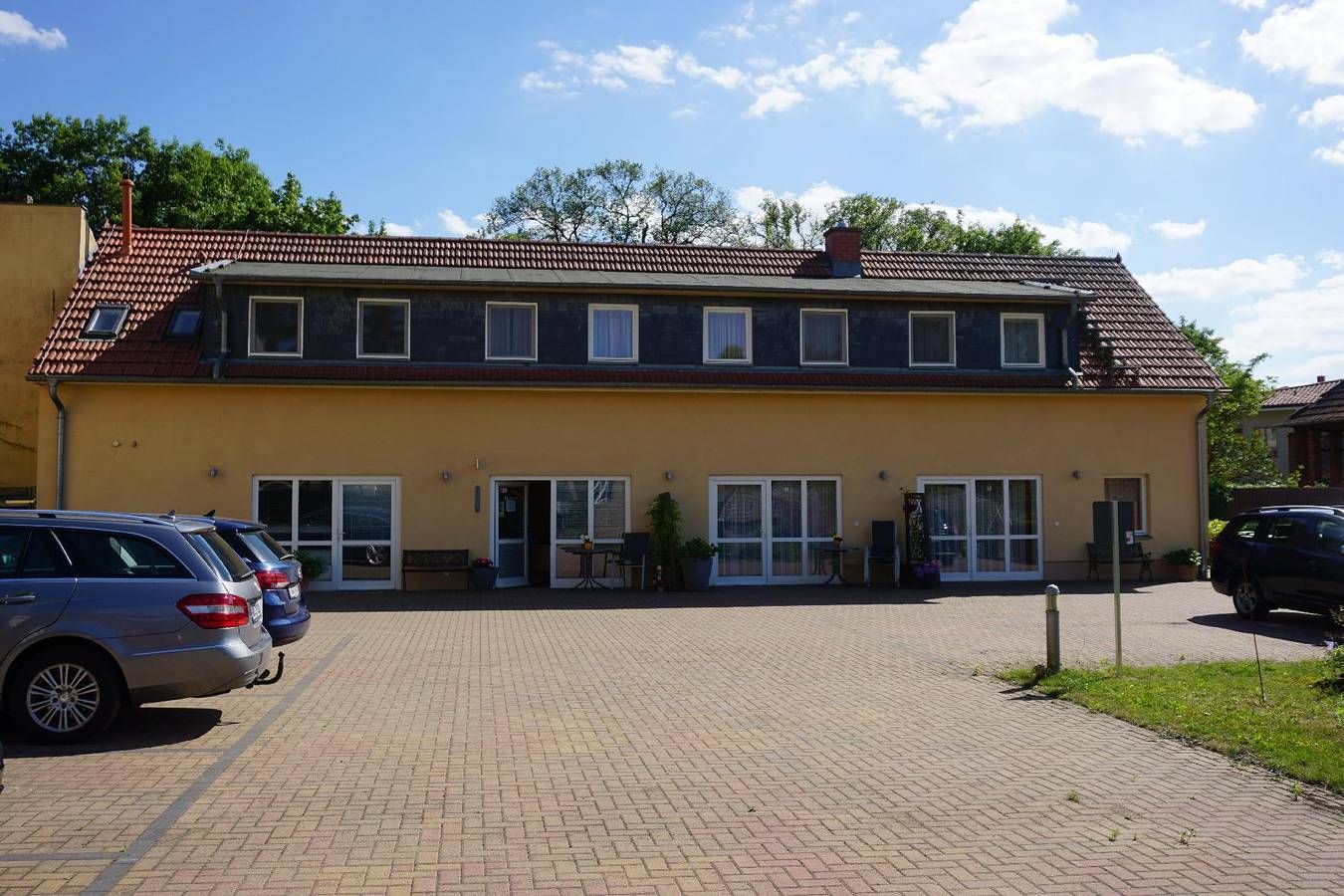 Ganze Ferienwohnung, Maisonettewohnung mit Wendeltreppe zum Schlafbereich und kleiner Eingangsterrasse im Nebengebäude in Rheinsberger See, Rheinsberg
