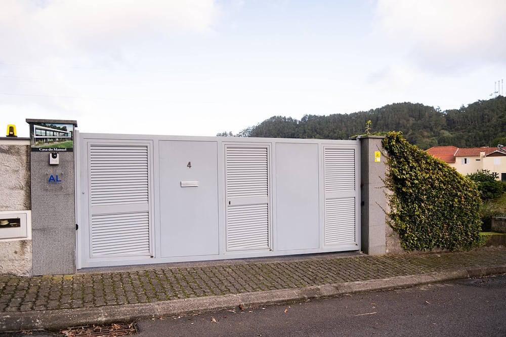 Das Haus von Manuel ist eine moderne und große Villa inmitten der grünen Landschaft umgeben. in Santana, Madeira