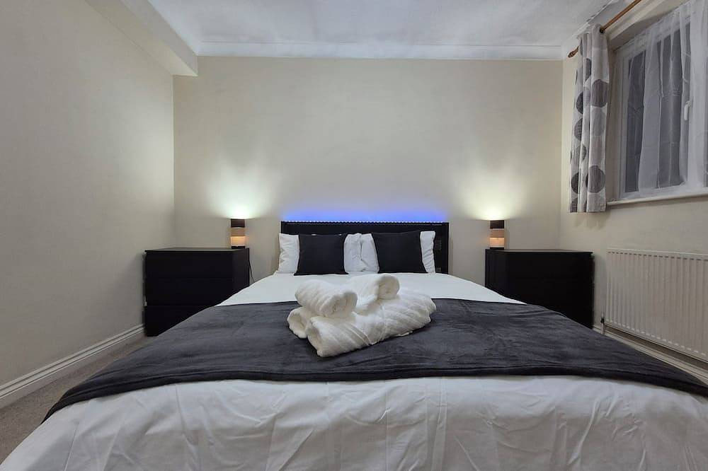 3 Bedroom House with 2 bathrooms, large lounge and a sunny conservatory in Aylesbury, Chiltern Hills